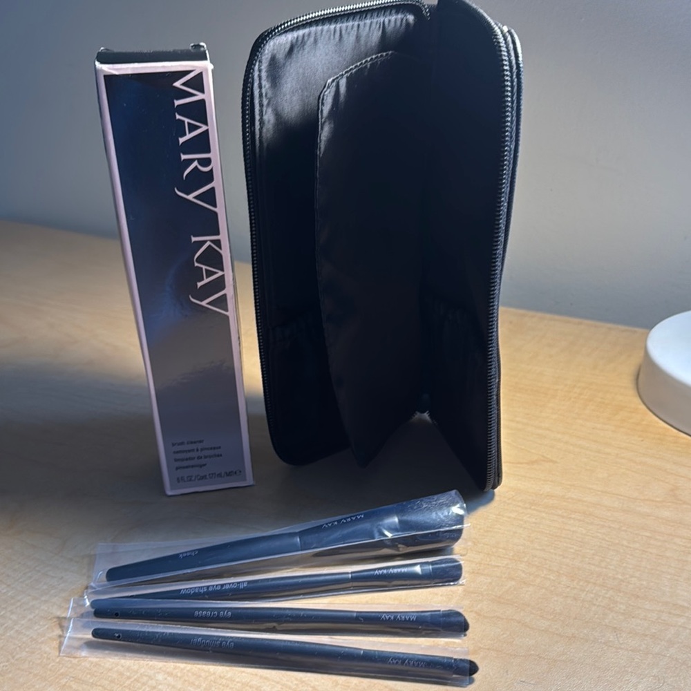 Mary Kay Black Brush Set with Case